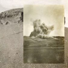 Collage eines Fotos, das eine Exraktion zeigt, auf einem Foto, das eine Wüstenlandschaft zeigt, beide in Sepia